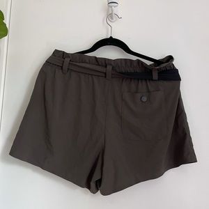Athleta skyline short size 10 in arbor olive